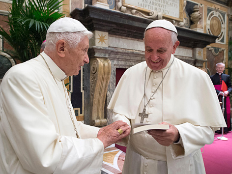 Papst Benedikt XVI. und Papst Franziskus bei Benedikts 65-jährigem Priesterjubiläum