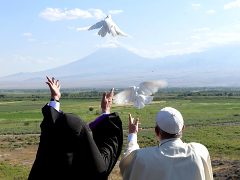 Papst Franziskus und das Oberhaupt der armenischen Kirche, Katholikos Karekin II., lassen auf dem Berg Ararat Tauben frei
