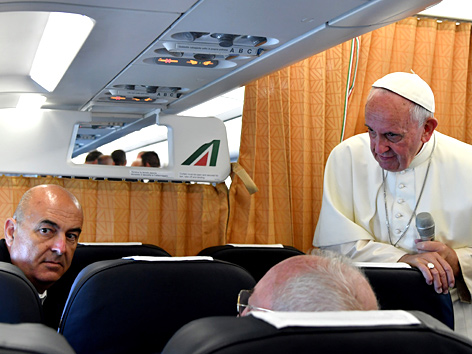 Papst Franziskus auf dem Rückflug von Armenien