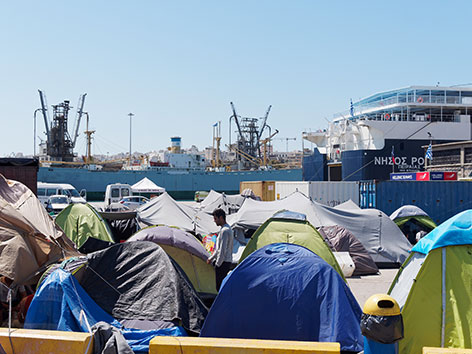 Flüchtlings-Zeltlager im Hafen von Piräus