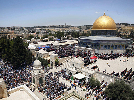 Blick auf den Tempelberg und die Al Aksa-Moschee mit tausenden gläubigen Muslimen im Ramadan