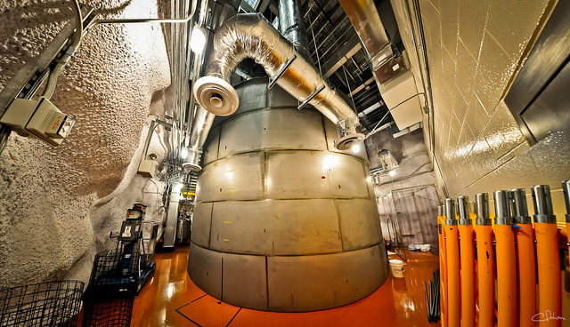 Unterirdische Tank: Der LUX-Detektor soll Dunkle Materie nachweisen