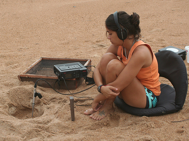 Camila Ferrara bei der Arbeit am Amazonas