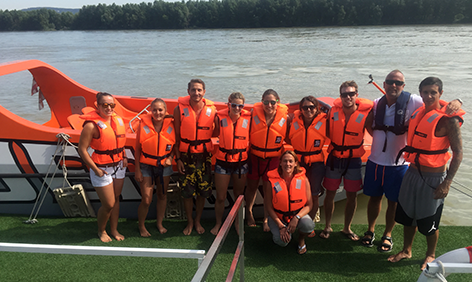 Menschengruppe mit Rettungswesten beim Speedbootfahren auf der Donau