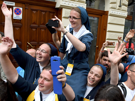 Nonnen mit Smartphones jubeln dem Papst bei seinem Polen-Besuch zu