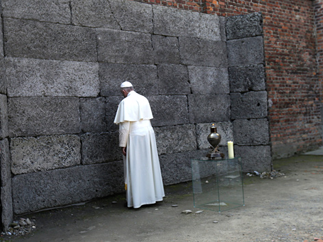 Papst Franziskus an der "Todeswand" in Auschwitz