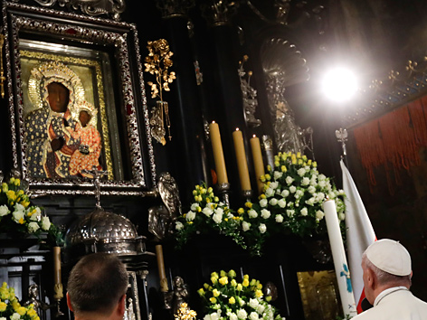Papst Franziskus in Tschenstochau vor der Schwarzen Madonna