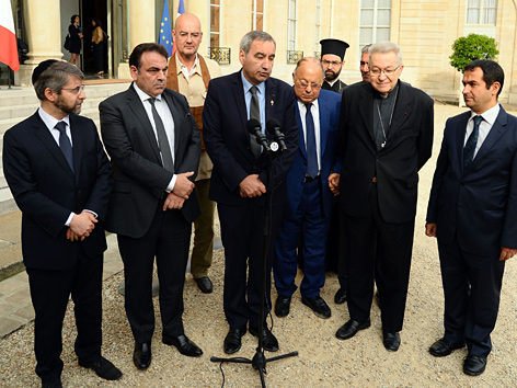 Frankreichs Glaubensvertreter nach einem Treffen mit Präsident Francois Hollande vor dem Elysee-Palast