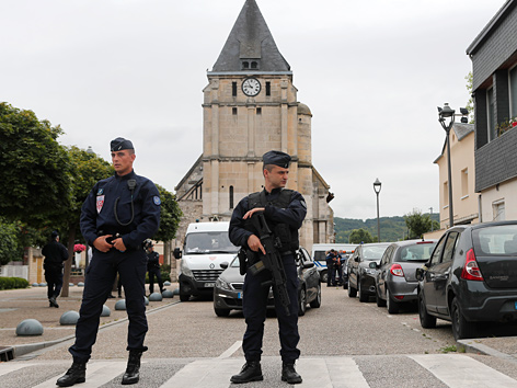 Polizisten bewachen die Kirche von Saint-Etienne-du-Rouvray in der Normandie nach einem Terroranschlag
