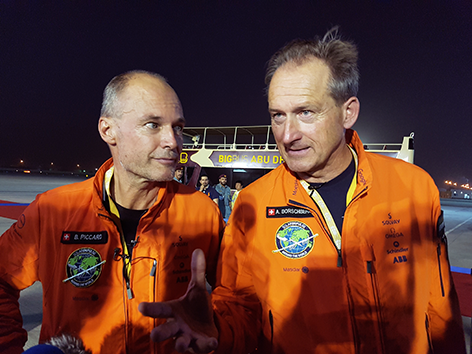Piloten der Solar Impulse 2 nach der Landung