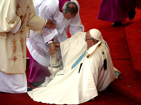 Papst Franziskus wird nach einem Sturz vor der Schwarzen Madonna von Tschenstochau wieder auf die Beine geholfen