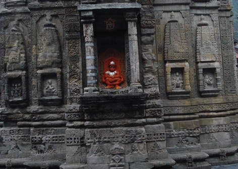 Beschädigte Säule am Lakshi Narayan Tempel