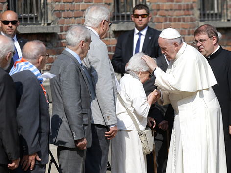Papst Franziskus mit Holocaust-Überlebenden in Auschwitz
