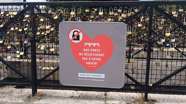 Liebesschlösser-Verbotsschild in Paris