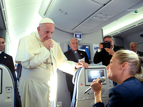 Papst Franziskus auf dem Heimflug von Polen nach Rom mit Journalisten
