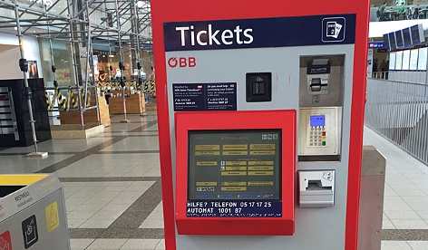 ein Ticketautomat von ÖBB und VOR im Bahnhof
