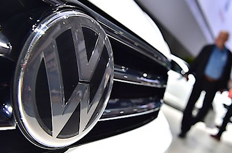 das Volkswagen-Logo auf einem VW Tiguan
