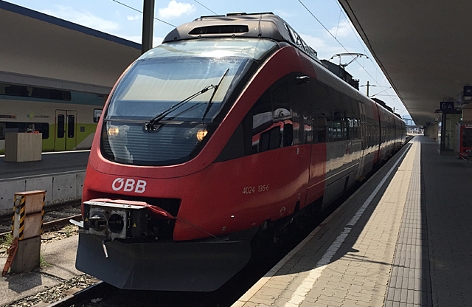 eine ÖBB-Lokomotive steht am Bahnsteig
