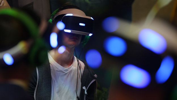 Gamer mit VR Brille