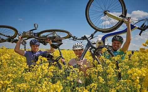 Drei E-Bike-Fahrer und ihre Bikes