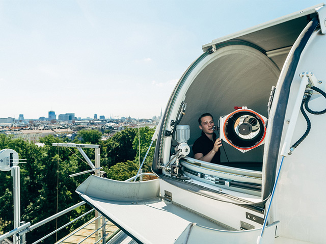 Das "Hedy Lamarr Quantum Communication Telescope“ m Dach des IQOQI in Wien