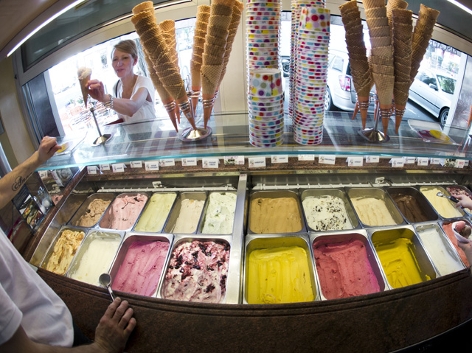 Viele Eissorten in einem italienischen Eissalon