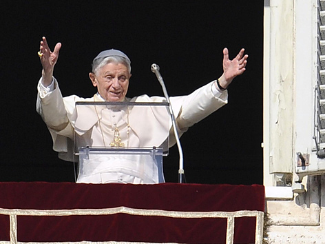 Papst Benedikt XVI. erteilt den Angelus-Segen (Jänner 2013)