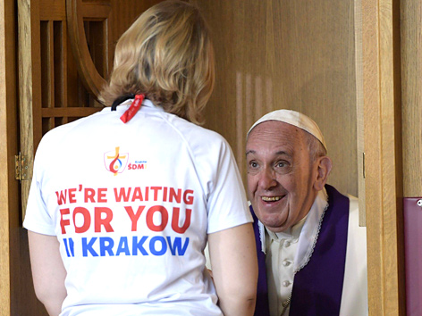 Papst Franziskus mit einer jungen Frau in Krakau beim Weltjugendtag 2016