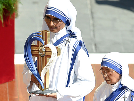 Schwestern des Frauenordens der "Missionarinnen der Nächstenliebe" mit einer Reliquie Mutter Teresas