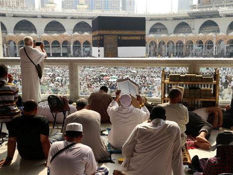 Pilger vor der Kaaba in Mekka