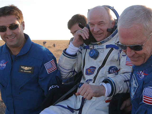 US-Astronaut Jeff Williams kurz nach seiner Rückkehr wird getragen