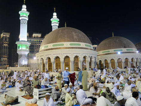 Pilger vor der großen Moschee in Mekka