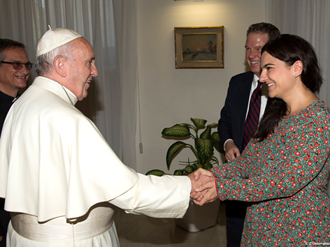 Papst Franziskus und die stellvertretende Pressesprecherin des Vatikans, Paloma Garcia Ovejero