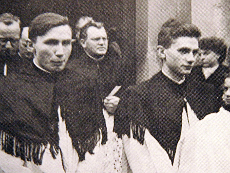 Georg (li.) und Joseph Ratzinger bei ihrer Ordination in Freising (Bayern) im Jahr 1951