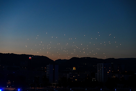 Blick auf die Drohnenshow "Drone 100" im Rahmen der Linzer Klangwolke