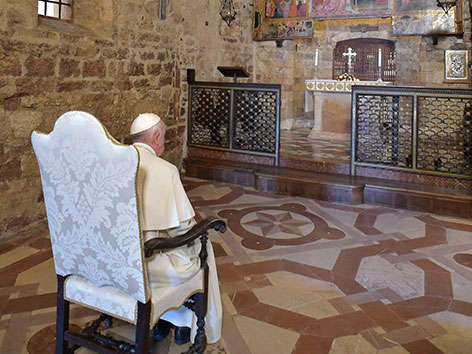 Papst Franziskus in der  Basilika Santa Maria degli Angeli in Assisi