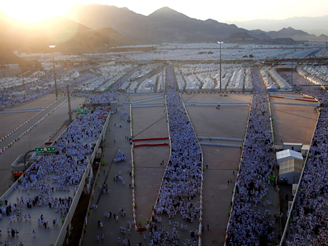 Pilger in Mekka auf dem Weg zur Teufelssteinigung