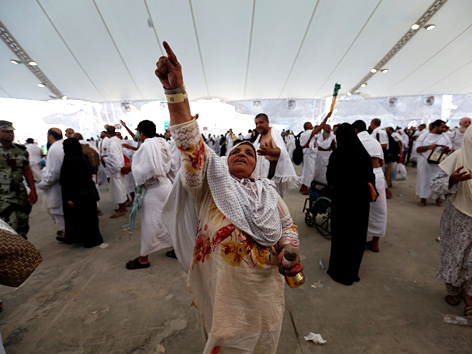 Pilger in Mekka werfen Steine auf drei Säulen, die den Teufel symbolisieren