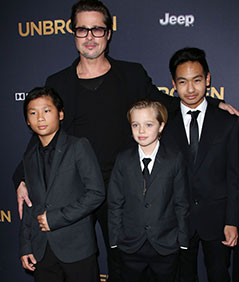 Brad Pitt mit drei seiner Kinder