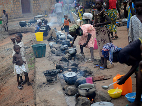 Kirchengemeinden in Nigeria helfen Hungernden