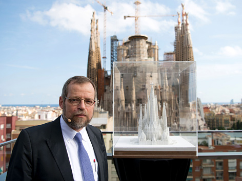 Jordi Fauli, Direktor des spanischen Architektenteams, das die Sagrada Familie fertigstellt, mit einem Modell