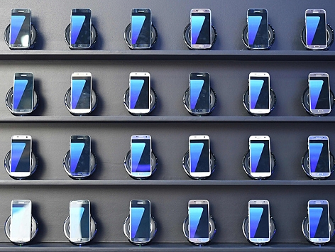 Samsung Galaxy S7 stehen dicht an dicht in einem Regal