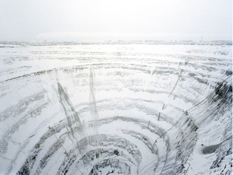 Krater einer Goldmine in Sibirien. Preisfoto von Gregor Sailer