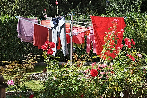 Wäsche auf einer Wäschespinne im Garten