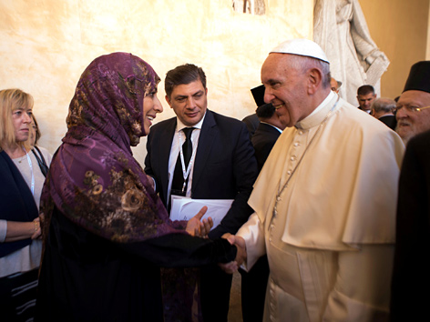 Papst Franziskus schüttelt einer Muslimin die Hand beim interreligiösen Treffen "Prayer for Peace" in Assisi am 20. September 2016