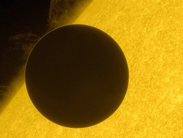 Planet Venus, im Hintergrund die Sonne