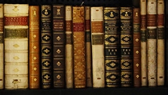 Alte Bücher in einer Bibliothek