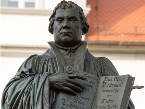 Statue von Martin Luther mit aufgeschlagener Bibel