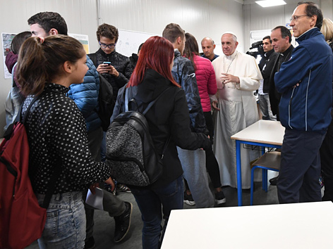 Papst Franziskus zu Besuch im von einem Erdbeben erschütterten Ort Amatrice