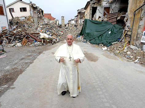 Papst Franziskus beim Besuch in Amatrice